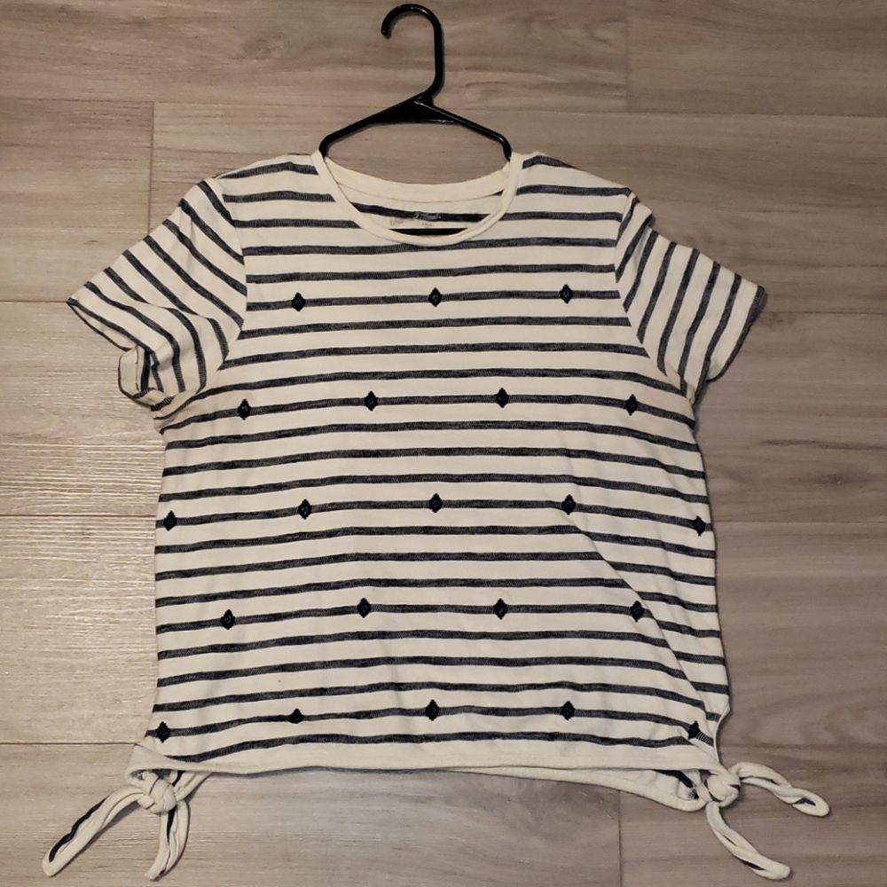 A large blue and white top with diamonds